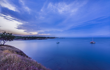 Obraz premium Blue sunset in Rosas bay, Costa Brava, Spain.