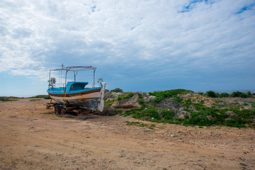 Obraz premium Old abandoned boat washed up on a beach