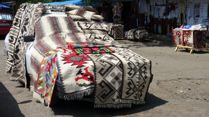 Teppiche auf einem Markt in Bukovina in Rumänien