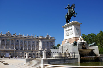 Fototapeta premium palais royal et statue de felipe 3 à madrid 