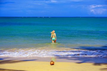 Obraz premium Girl going to the sea