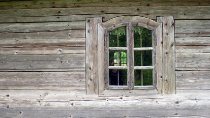 Obraz na płótnie Canvas Holzfenster einer Hütte in Rumänien
