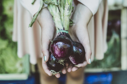 Hands onions