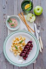 Grilled chicken hearts on skewers with stewed apples