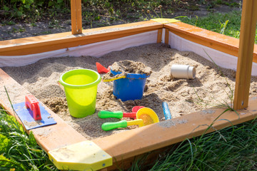Spielzeug / Spielzeug in einem Sandkasten