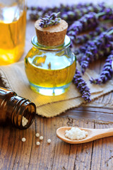 Globuli mit Lavendel und Lavendelöl