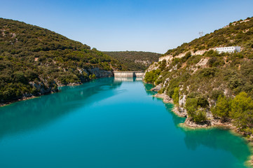 Obraz na płótnie Canvas Lac de haute montagne avec plage et ciel bleu se reflétant dans une eau bleue turquoise en forme de carte postale