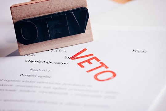 Polska ustawa o sądzie najwyższym z pieczątką veto.