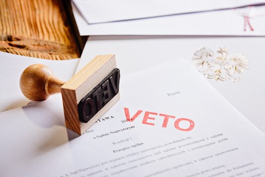 Polska ustawa o sądzie najwyższym z pieczątką veto.