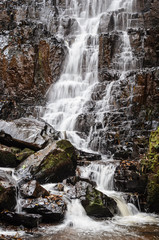 Fototapeta premium cacheira entre pedras no interior de São Paulo, Brasil