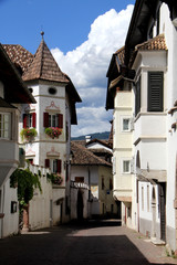 Fototapeta na wymiar case antiche nel centro storico di Appiano (Bolzano)