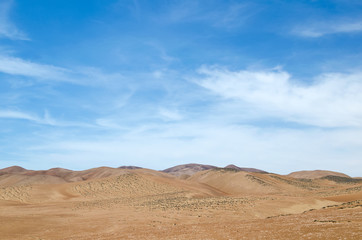 Fototapeta na wymiar Sand dunes of the desert under blue sky - beautiful natural background