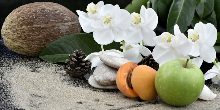 Fruits d'été et orchidées blanches