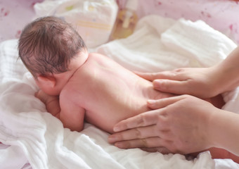 Obraz na płótnie Canvas Neonatal massage