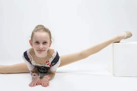 Pastki fotosuratda külot ostidagi mushuk