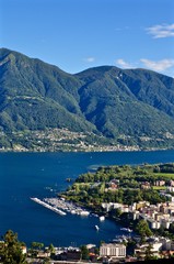 Fototapeta na wymiar Aussicht auf den See Lago Maggiore und die Stadt Locarno im Tessin.