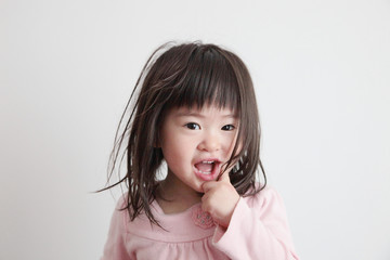 笑顔のやんちゃな女の子