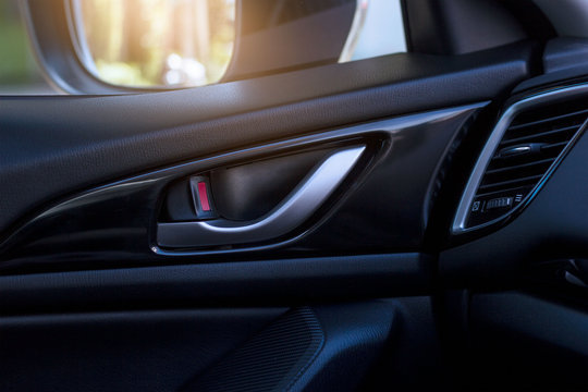 Handle door opening in vehicle and car interior