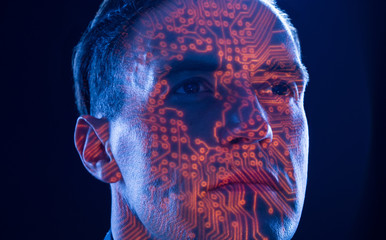 ein Roboter oder Ingenieur symbolisiert durch eine Computer Platine im Gesicht