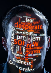 Depression und Burnout mit Problemen, Sorgen und Trauer als Wörter auf einem Mann