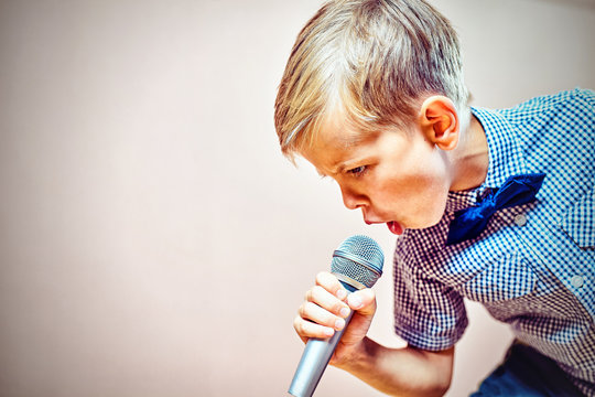 The child sings into the microphone