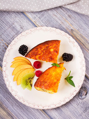 Cheesecake, garnished with berries and peach