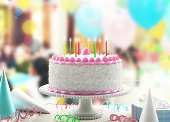 Torta alla panna e fragole con candeline per compleanno