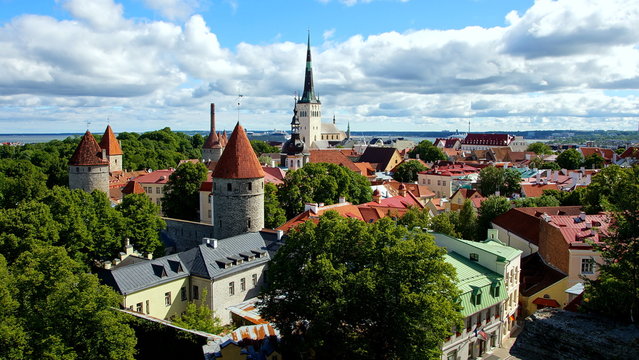 malerische Wehr- und Kircht&uuml;rme in Tallinn vom Domberg aus gesehen