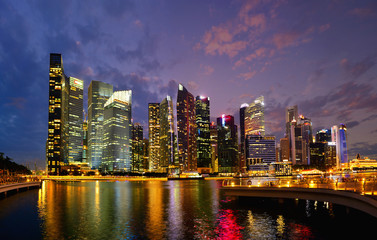 Obraz premium Singapore cityscape of the financial district on blue hour after sunset, Singapore
