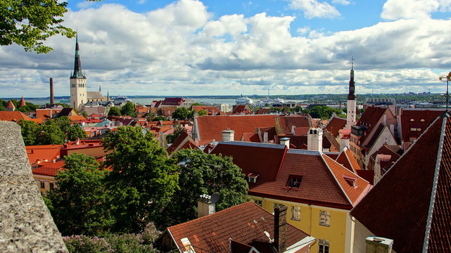 Panorama in Tallinn mit Wehr-und Kircht&uuml;rmen vom Domberg aus gesehen