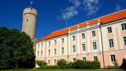 estnisches Parlament in Tallinn mit altem Turm vor strahlend blauem Himmel