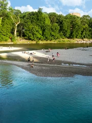 Fototapete Rund People relaxing by the Isar river in Munich (Bavaria, Germany) © ar77