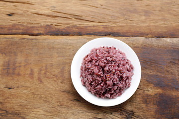 Cooke riceberry on wooden table