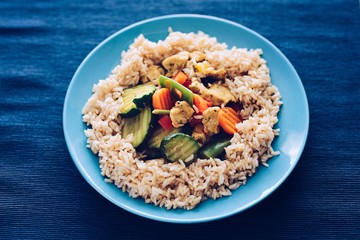 Fried chicken with brown rice and vegetables