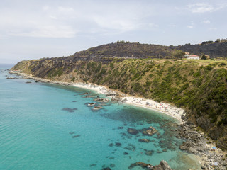 Paradiso del sub, spiaggia con promontorio a picco sul mare. Zambrone, Calabria, Italia. Immersioni relax e vacanze estive. Coste italiane, spiagge e rocce. Vista aerea