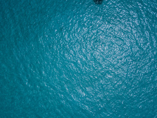 Vista aerea di scogli sul mare. Panoramica del fondo marino visto dall’alto, acqua trasparente