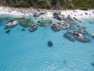 Paradiso del sub, spiaggia con promontorio a picco sul mare. Zambrone, Calabria, Italia. Immersioni relax e vacanze estive. Coste italiane, spiagge e rocce. Vista aerea