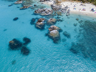 Paradiso del sub, spiaggia con promontorio a picco sul mare. Zambrone, Calabria, Italia. Immersioni relax e vacanze estive. Coste italiane, spiagge e rocce. Vista aerea