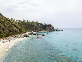 Paradiso del sub, spiaggia con promontorio a picco sul mare. Zambrone, Calabria, Italia. Immersioni relax e vacanze estive. Coste italiane, spiagge e rocce. Vista aerea