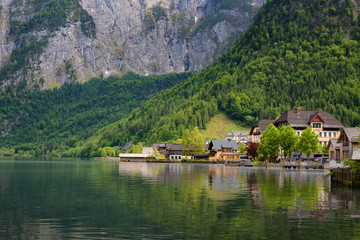 Fototapeta premium Scenic picture-postcard view of traditional old wooden houses in famous Hallstatt mountain village at Hallstattersee lake in the Austrian Alps in summer, region of Salzkammergut, Austria