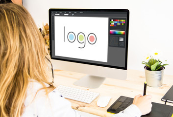 Fototapeta na wymiar freelance girl designing a logo