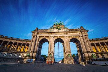 Obraz premium Dramatic view of the Triumphal Arch in Park Cinquantenaire in Brussels during sunset