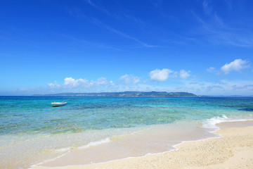沖縄の美しい海とさわやかな空
