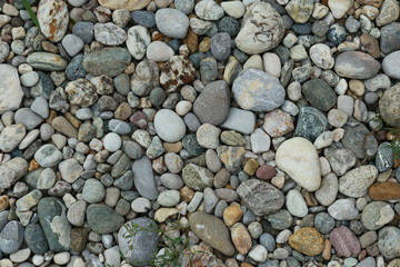Graue Natur Kiesfläche mit verschiedenen Steinen