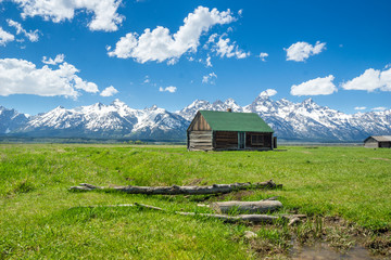 Mormon Row mit Teton Range im Teton National Park, Wyoming