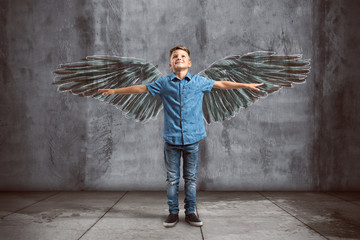 Kind mit steht vor gemalten Flügeln