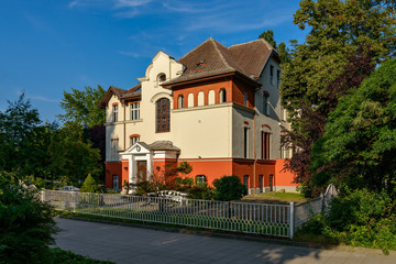 Unter Denkmalschutz: Ehemalige Fabrikantenvilla am Berliner Fennpfuhl, Westseite