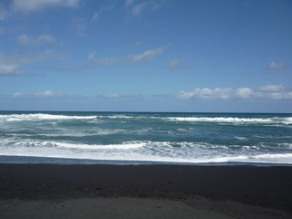 Schwarzer Sandstrand mit blauem Himmel auf Teneriffa