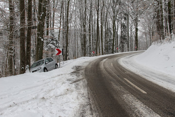 Accident on the winter road / The car drove into the tree