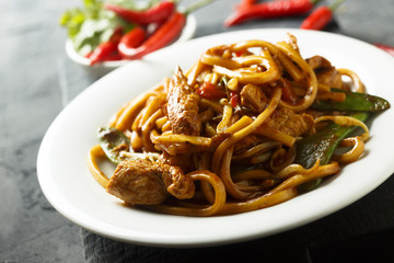 Chinese noodles with chicken and vegetables